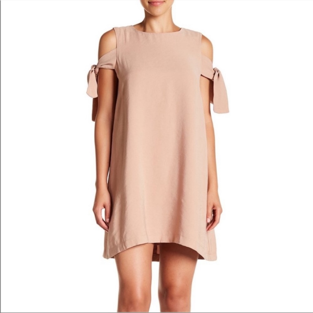 LOA Sleeveless Cold Shoulder Shift Dress